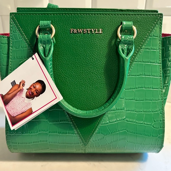 F&W leather NWT vibrant green croc-embossed bag with Pink Interior Strap also - Picture 7 of 9